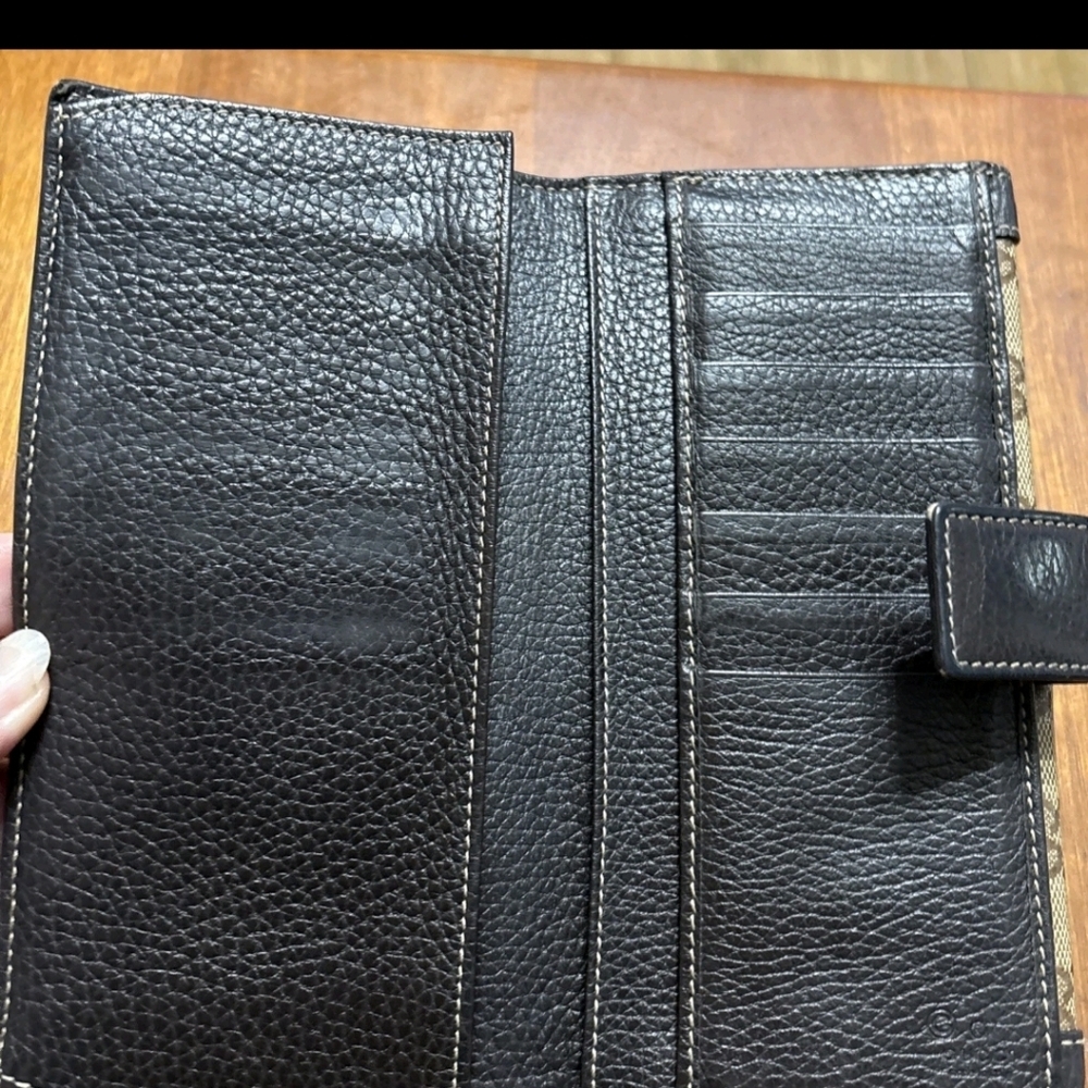 Authentic Vintage Gucci Beige and Dark Brown Women's Wallet - Picture 3 of 7